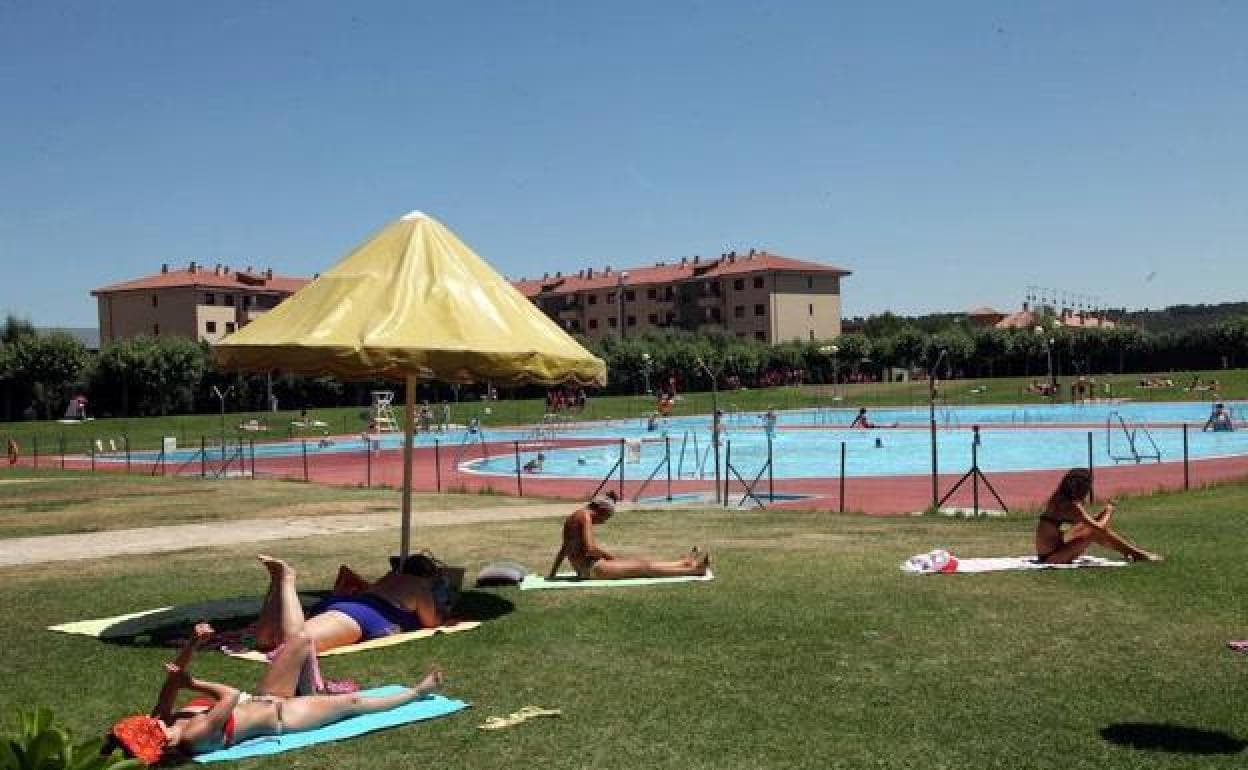 Casi  leoneses más que en 2019: La ola de calor dispara la asistencia  a las piscinas municipales 