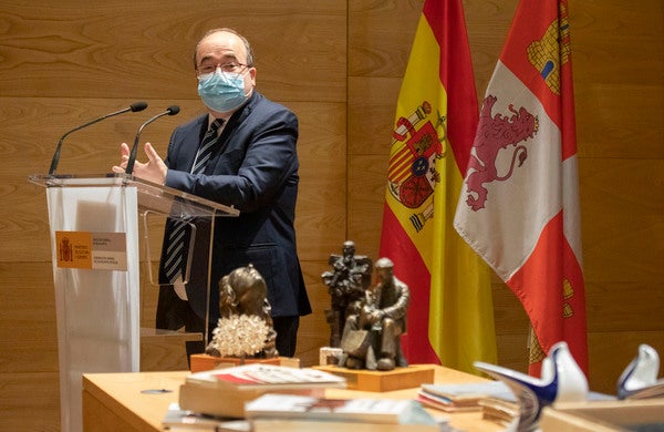 El ministro de Cultura y Deporte, Miquel Iceta preside el acto de entrega del legado histórico de Marcelino Camacho y Josefina Samper al Centro Documental de la Memoria Histórica por parte de sus hijos, Yénia y Marcelino Camacho Samper