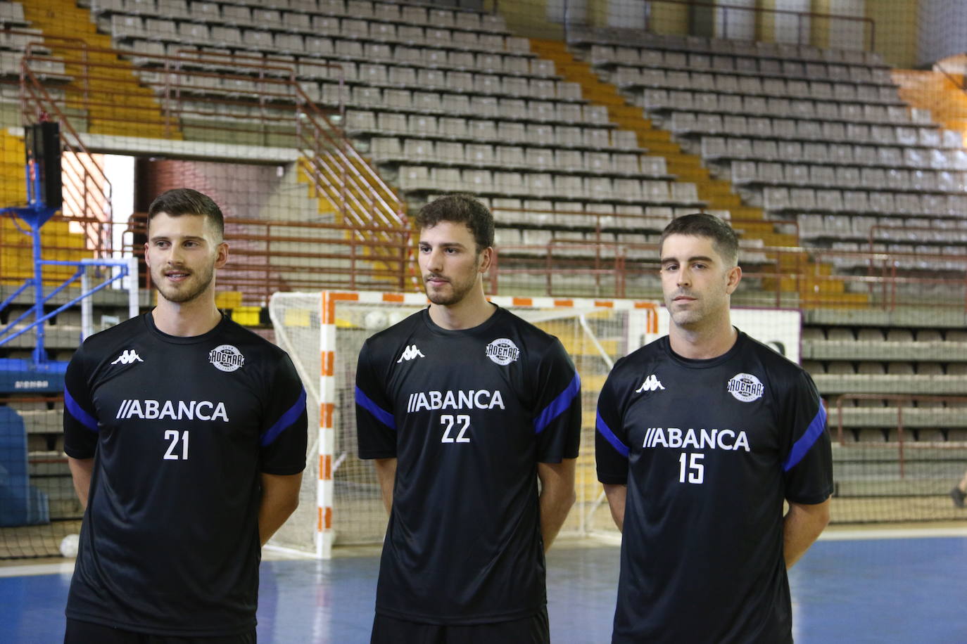 La plantilla del Ademar realiza flexiones en medio de la cancha del Palacio de los Deportes. 