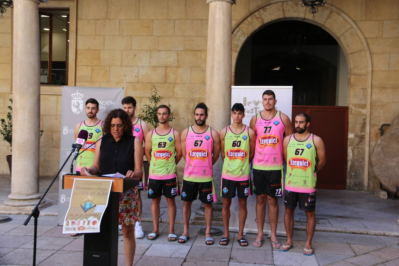 Galería. Imágenes de la presentación del Torneo de Balomano Playa en LLanos de Alba.