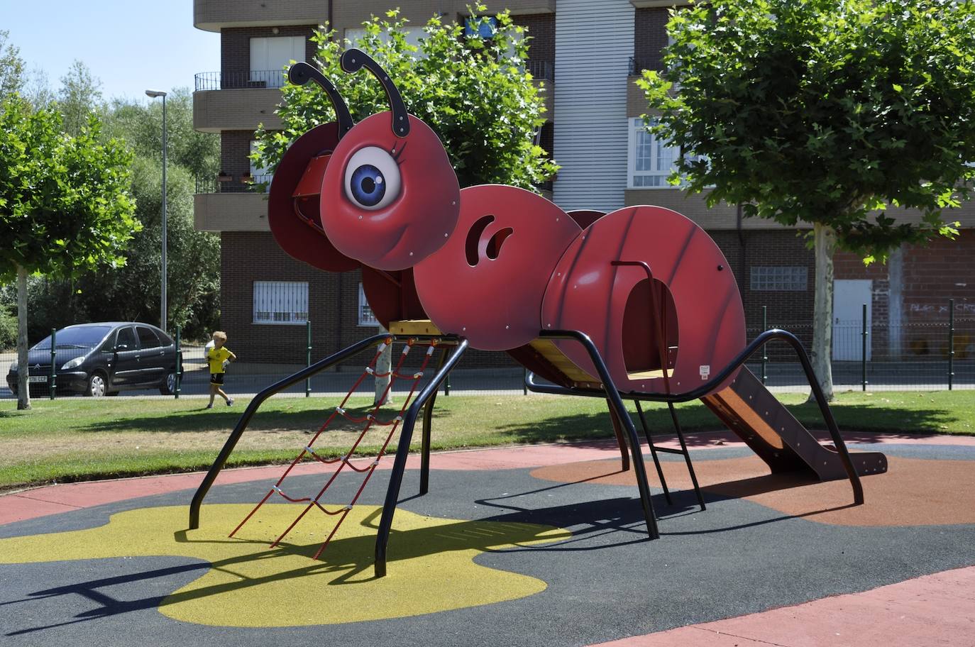 Imagen de los nuevos columpios del parque de Vallezate