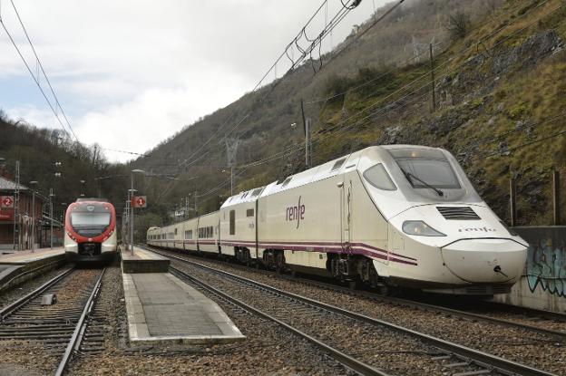 Un cercanías y un S-730 en Puente de los Fierros. El S-730 es la unidad que ha sido seleccionada para hacer los primeros recorridos de pruebas con trenes de pasajeros en vacío por la variante.