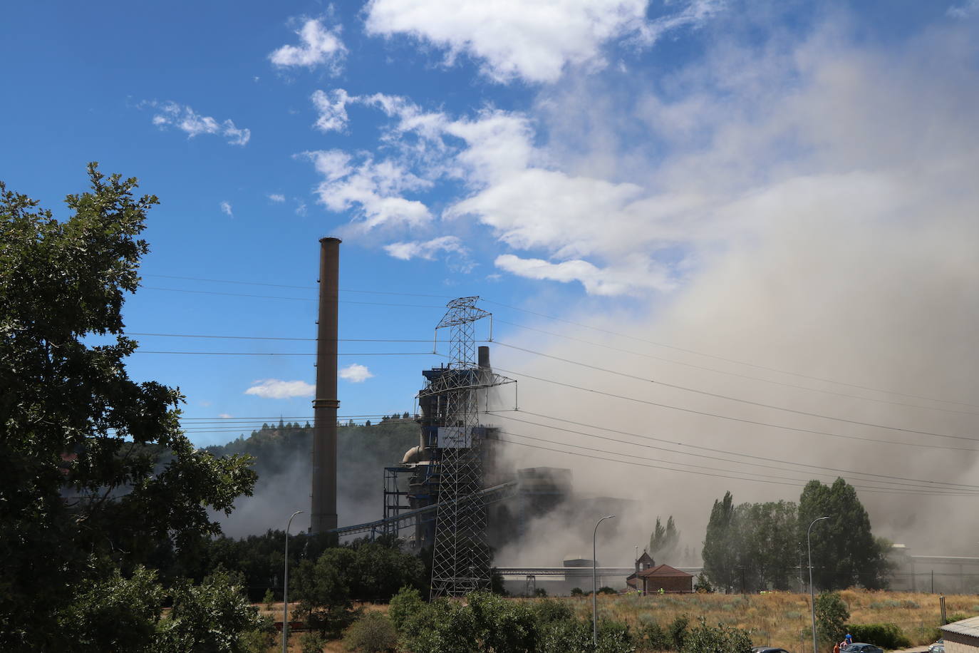 Galería.  Momento de la caída de la chimenea. 