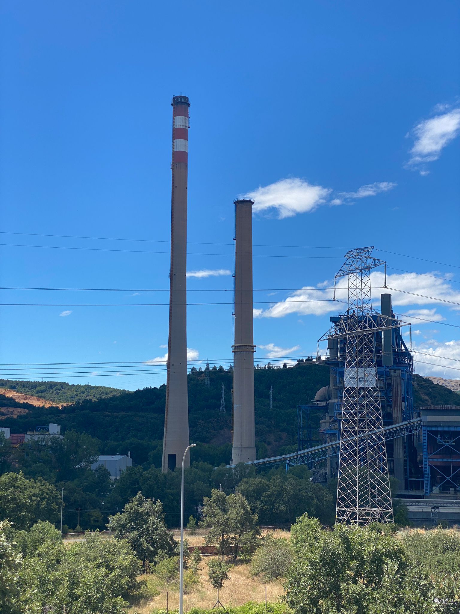 Fotos: Demolición de la chimenea de La Robla