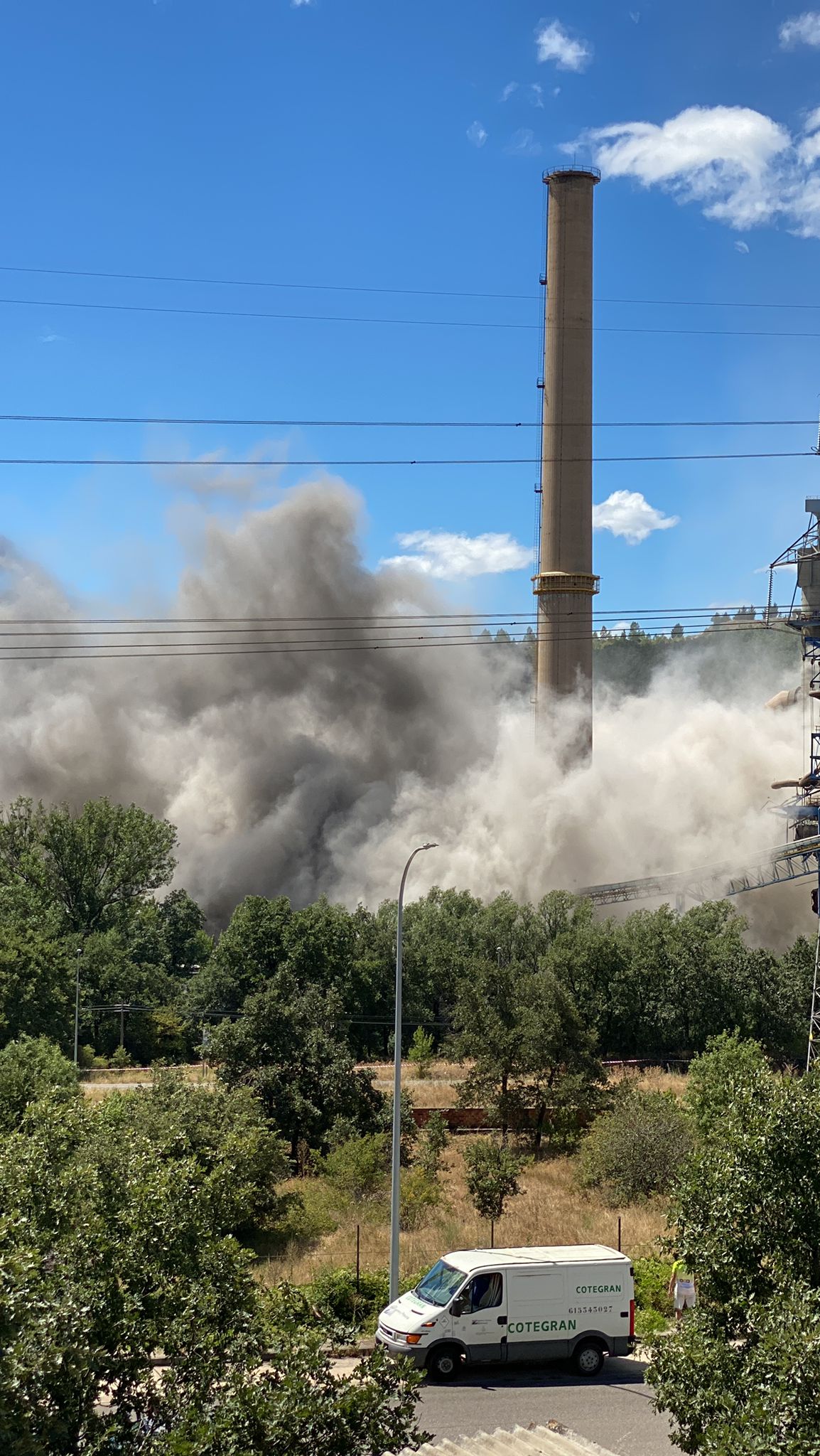 Fotos: Demolición de la chimenea de La Robla