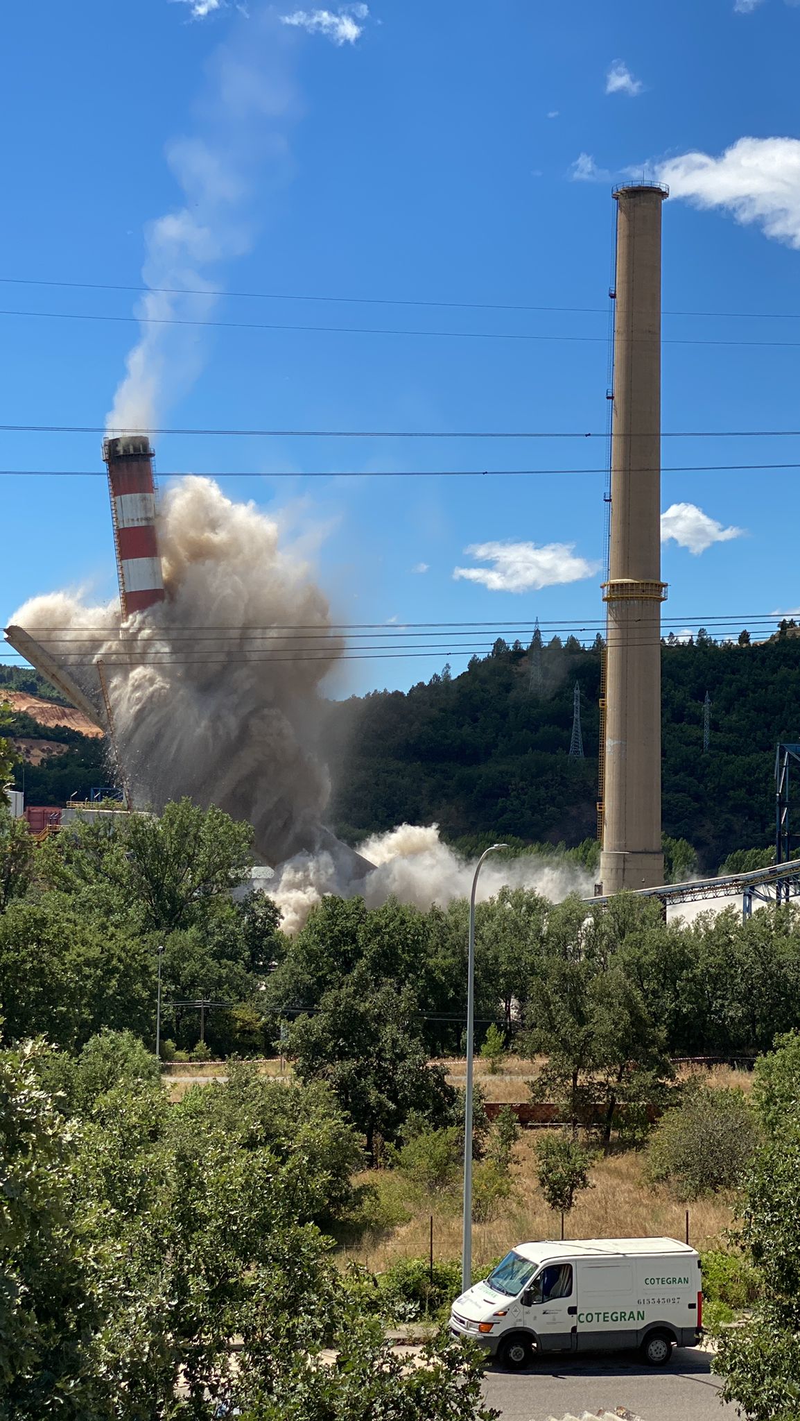 Fotos: Demolición de la chimenea de La Robla