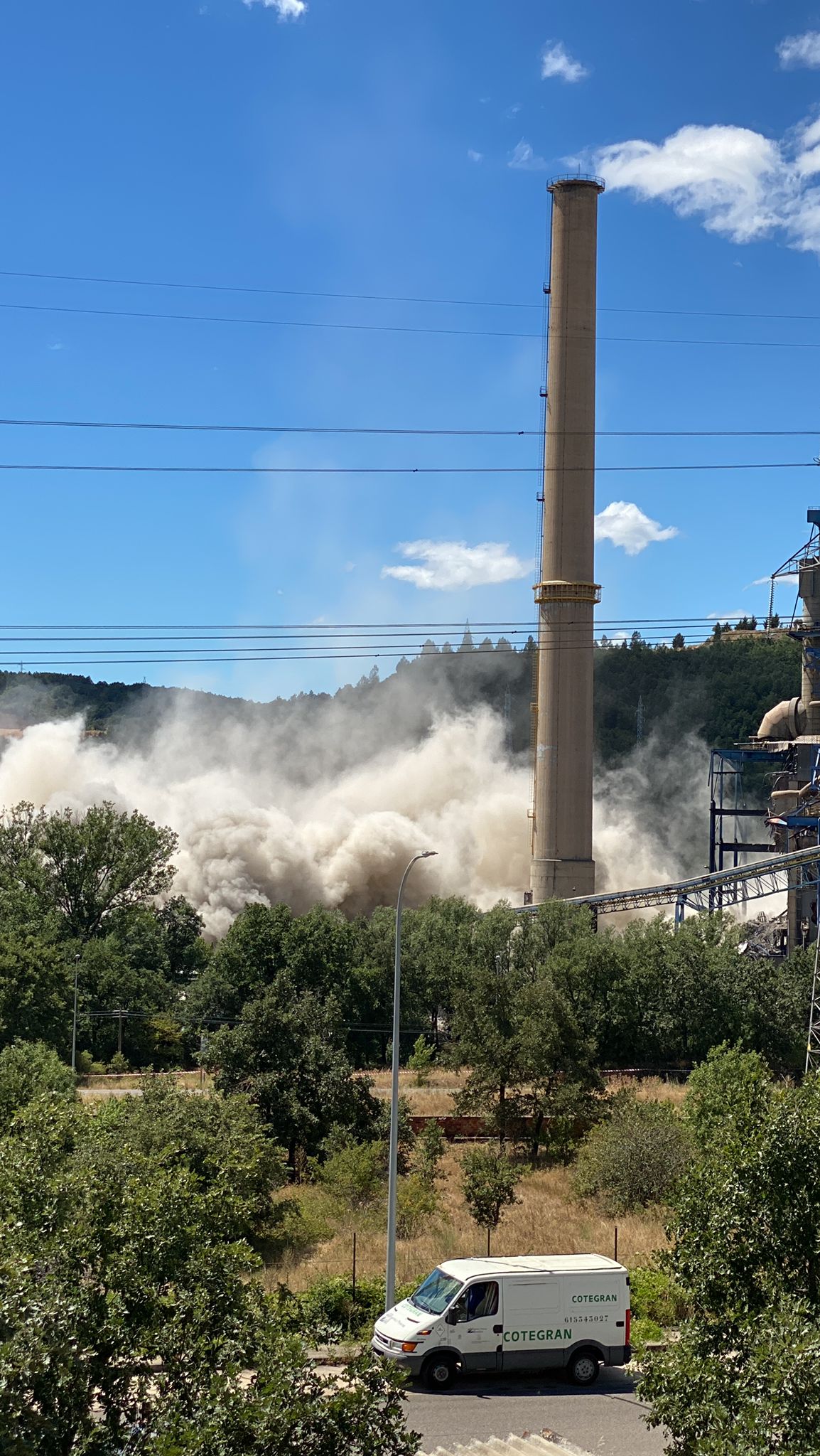 Fotos: Demolición de la chimenea de La Robla