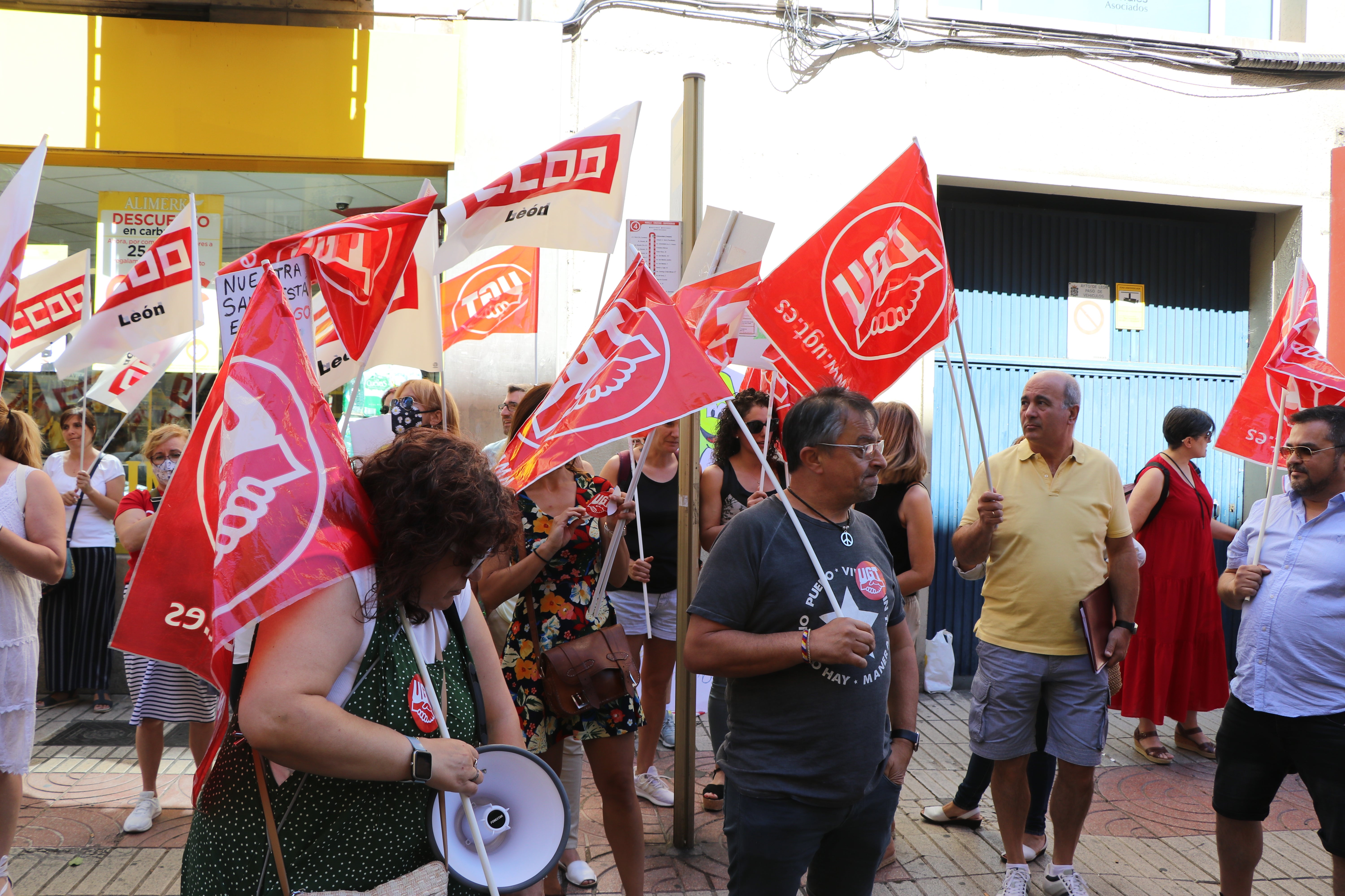 Los trabajadores de Alimerka se han concentrado para denunciar la sobrecarga de trabajo.