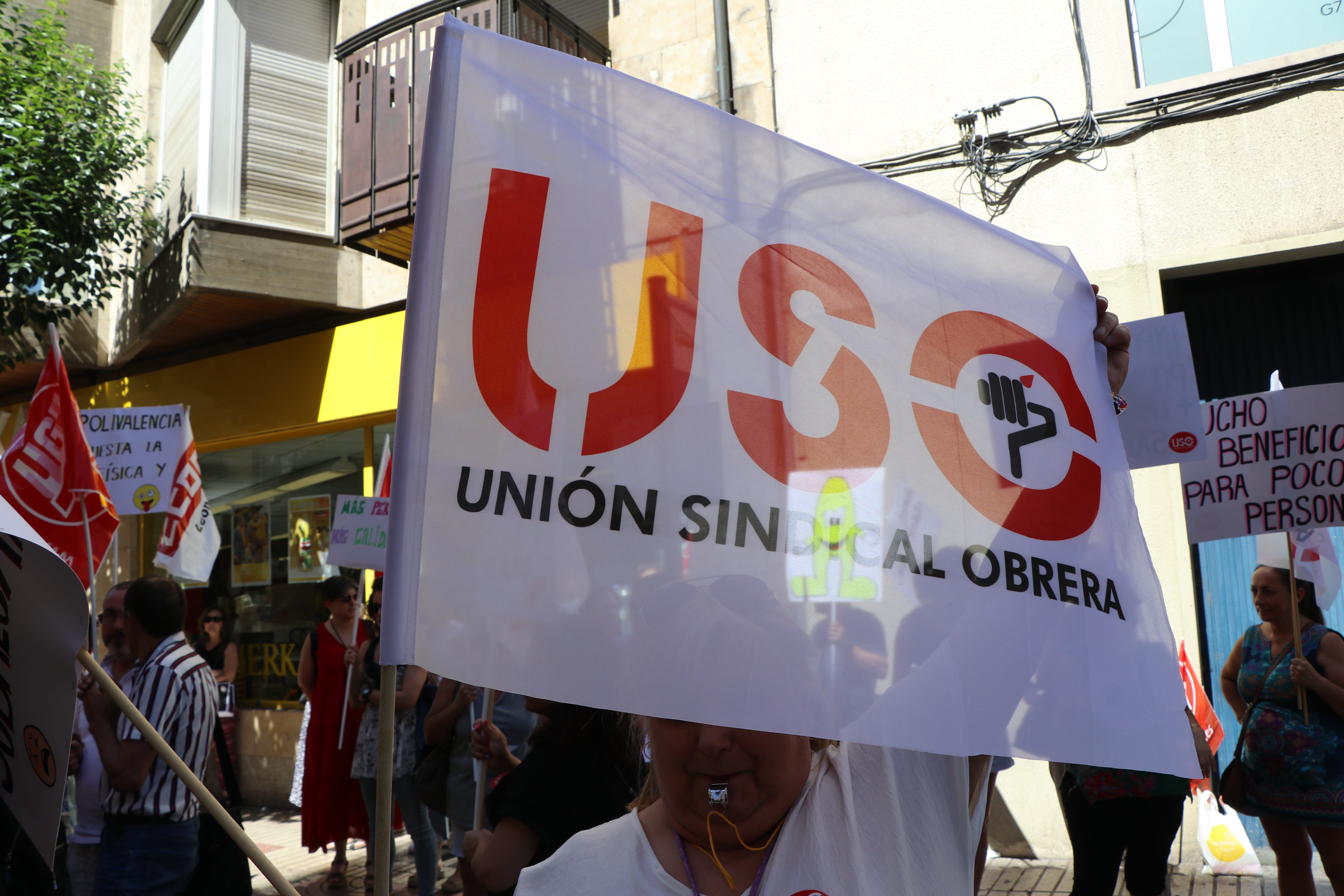 Los trabajadores de Alimerka se han concentrado para denunciar la sobrecarga de trabajo.