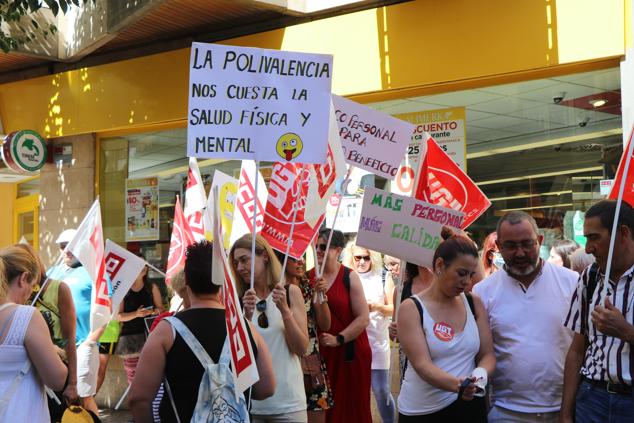 Los trabajadores de Alimerka se han concentrado para denunciar la sobrecarga de trabajo.