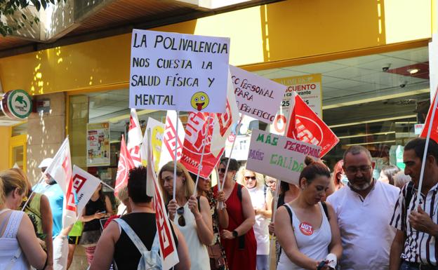 Los trabajadores de Alimerka se han concentrado para denunciar la sobrecarga de trabajo. 