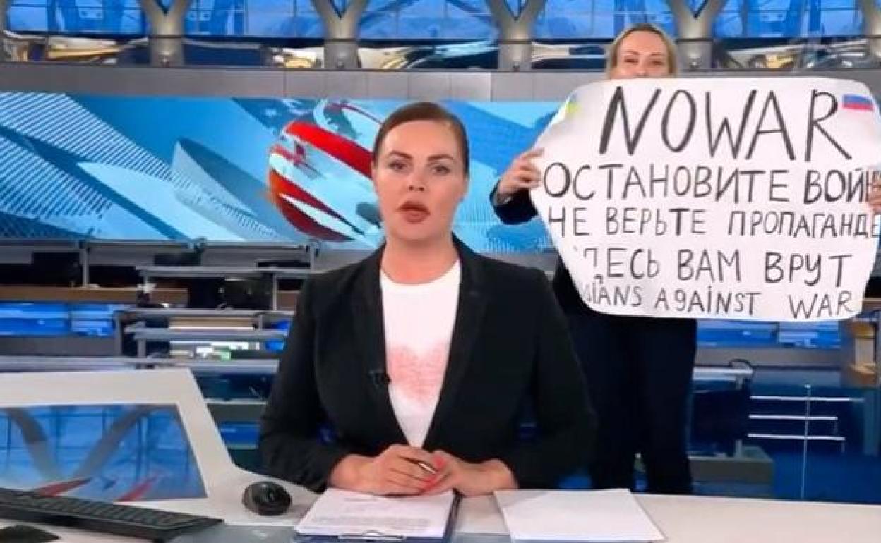 Marina Ovsiannikova irrumpe durante el telediario con un cartel de protesta, el pasado 14 de marzo.