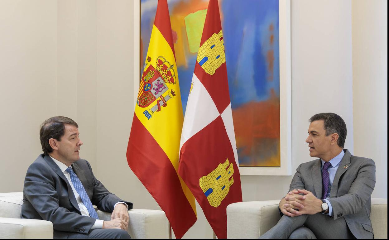 Alfonso Fernández Mañueco, presidente de la Junta de Castilla y León; junto al presidente del Gobierno de España, Pedro Sánchez.