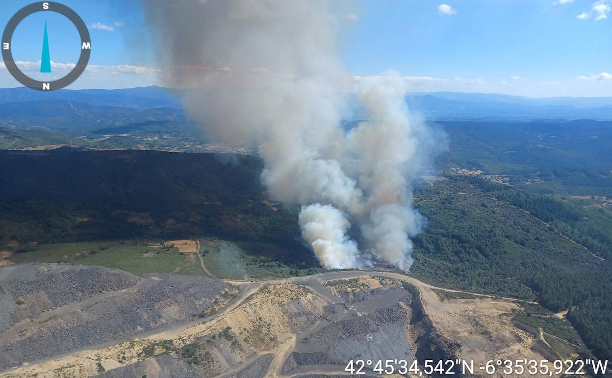 Imagen aérea del incendio forestal declarado en Fabero.