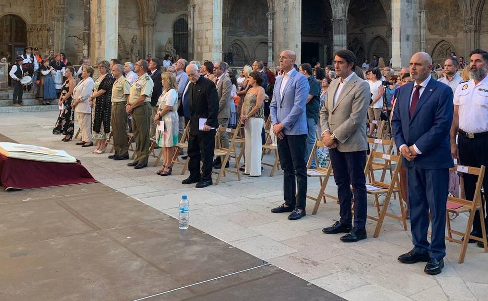 Diferentes personalidades se dieron cita en la Lectura de los Fueros de León en el Claustro de la Catedral de León. 