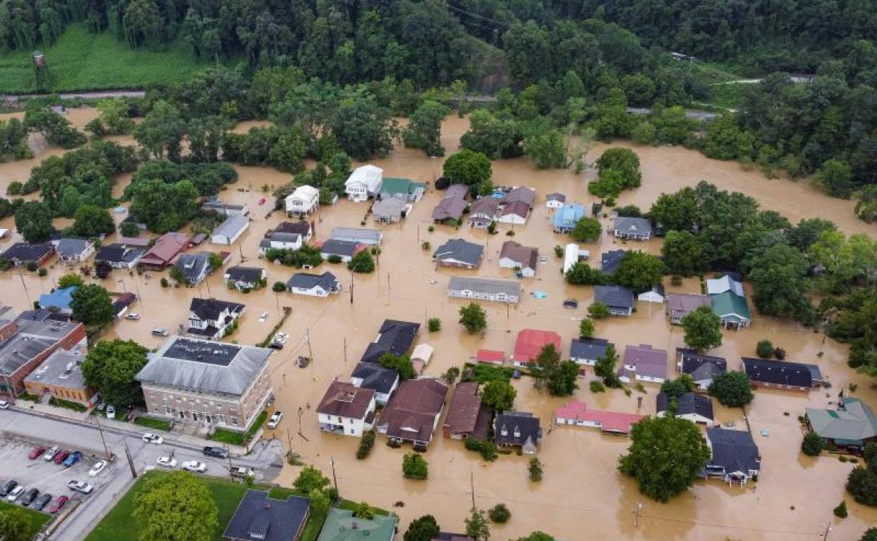 Las inundaciones han anegado poblaciones completas como la de la imagen en el este de Kentucky 