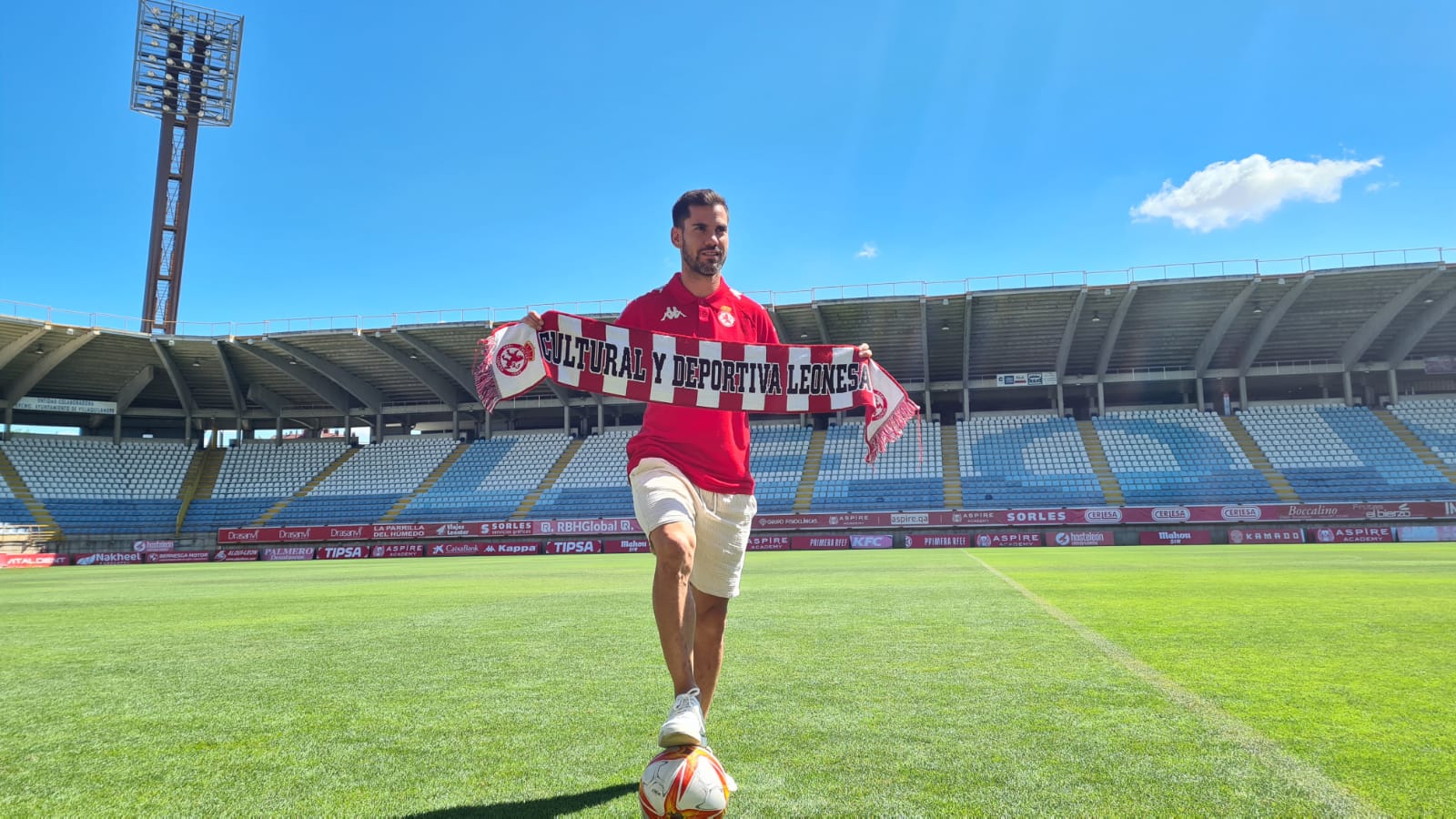 Fotos: Presentación de Saúl González en el Reino de León