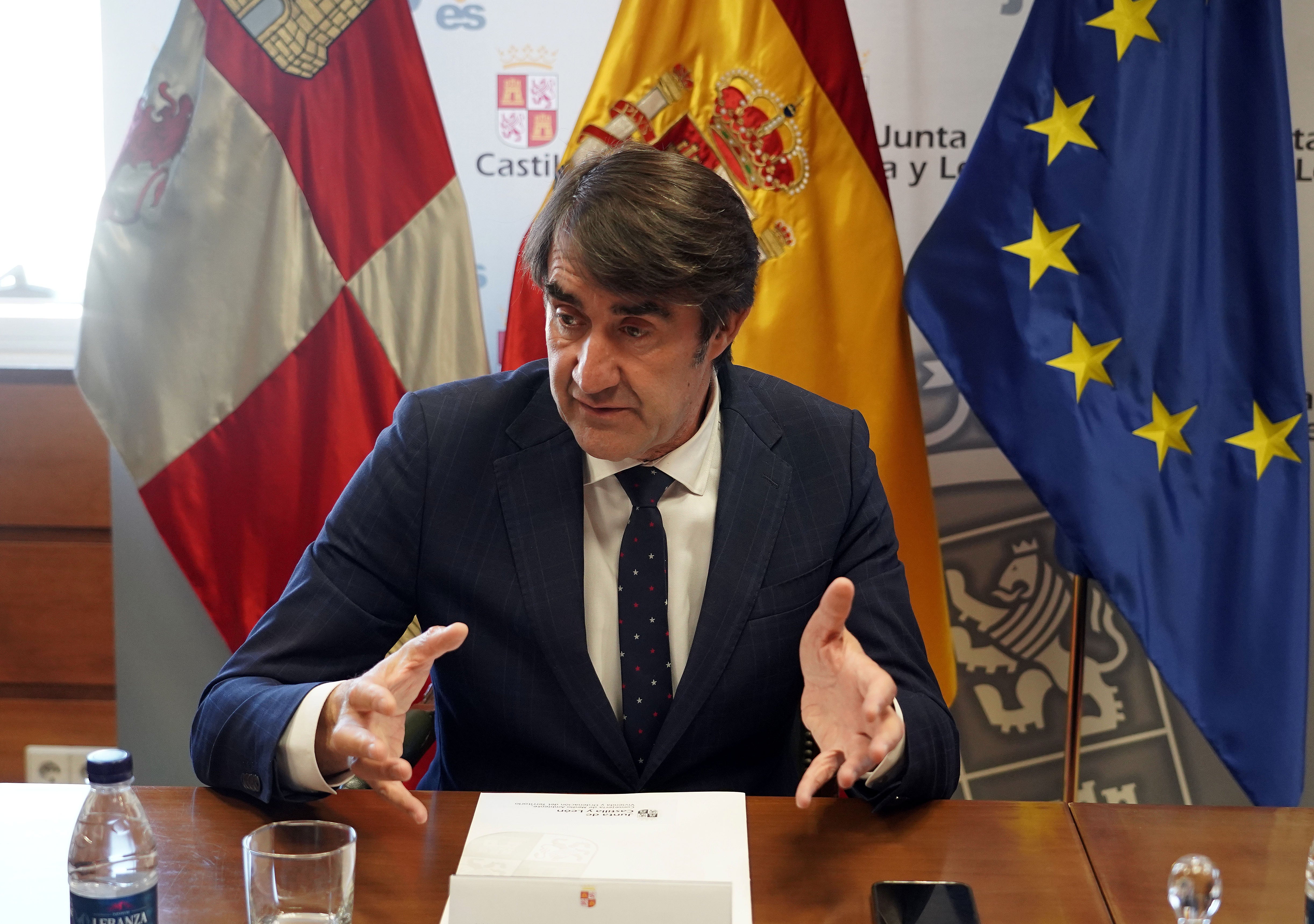 El consejero de Medio Ambiente, Vivienda y Ordenación del Territorio, Juan Carlos Suárez-Quiñones, preside la reunión del Diálogo Social para la Transición Justa