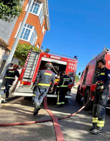 Imagen secundaria 2 - Intervención de Bomberos de León en el incendio.