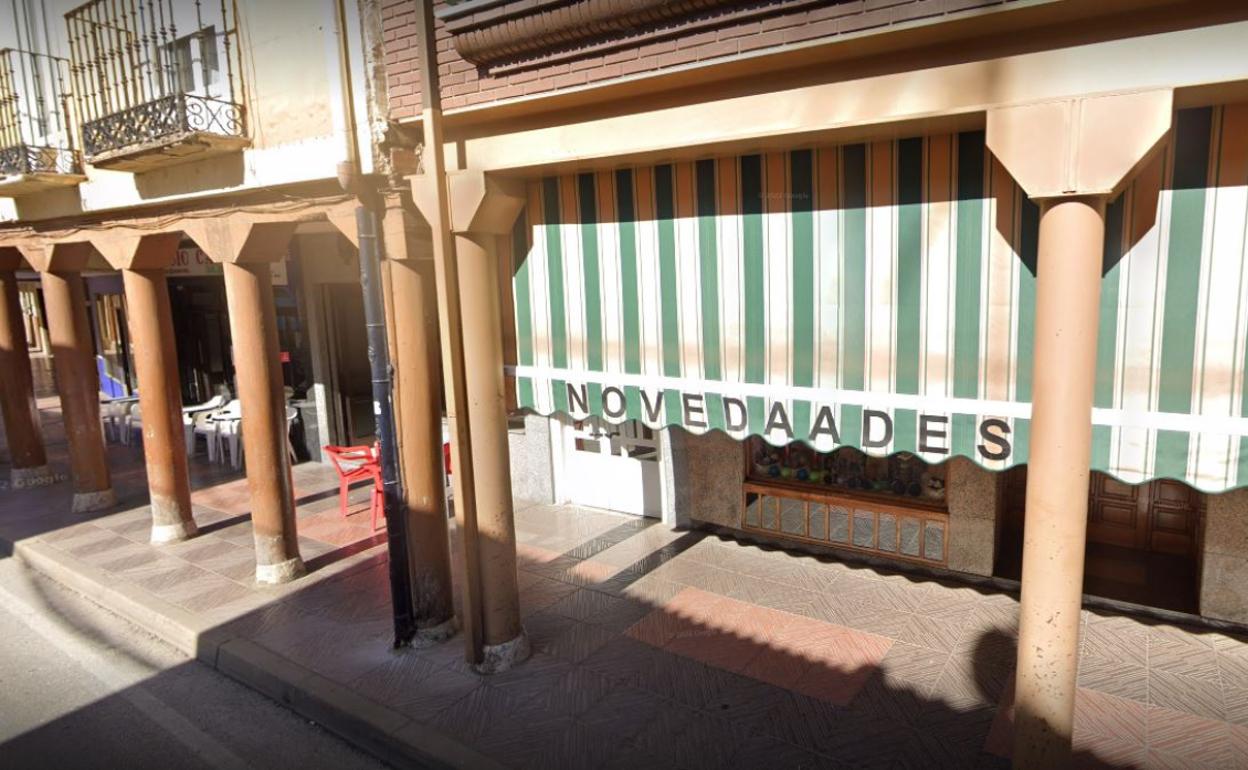 Locales comerciales a la altura de la avenida del Órbigo donde ha sido agraciado el décimo de la Lotería Nacional.