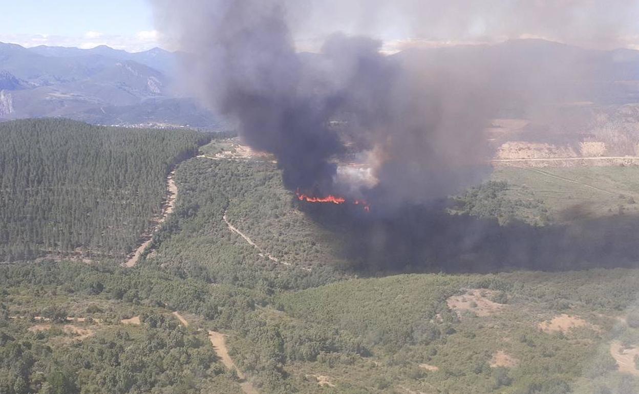 Imagen del incendio de Oteros de Naraguantes, en Fabero. 