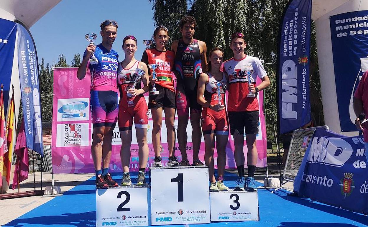 Imagen del podio con el triatleta leonés en lo más alto.