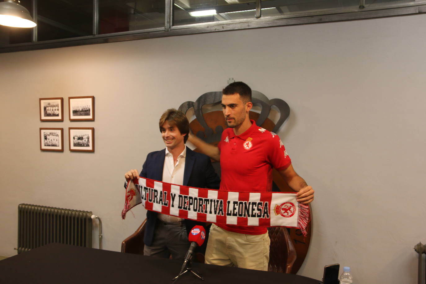 Presentación de Claudio Medina como nuevo jugador de la Cultural y Deportiva Leonesa. 