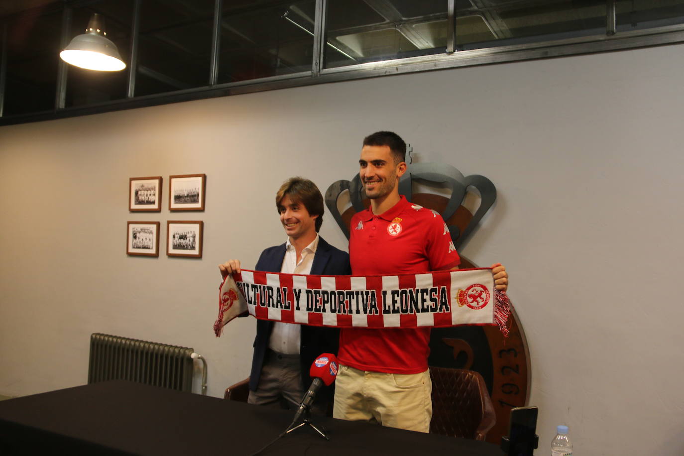 Presentación de Claudio Medina como nuevo jugador de la Cultural y Deportiva Leonesa. 