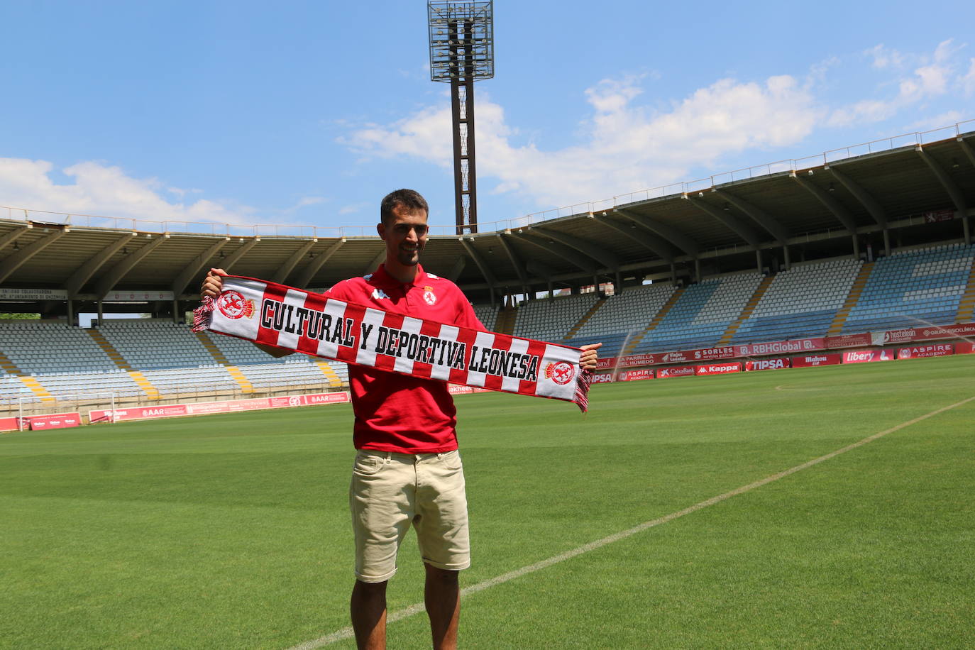 Presentación de Claudio Medina como nuevo jugador de la Cultural y Deportiva Leonesa. 