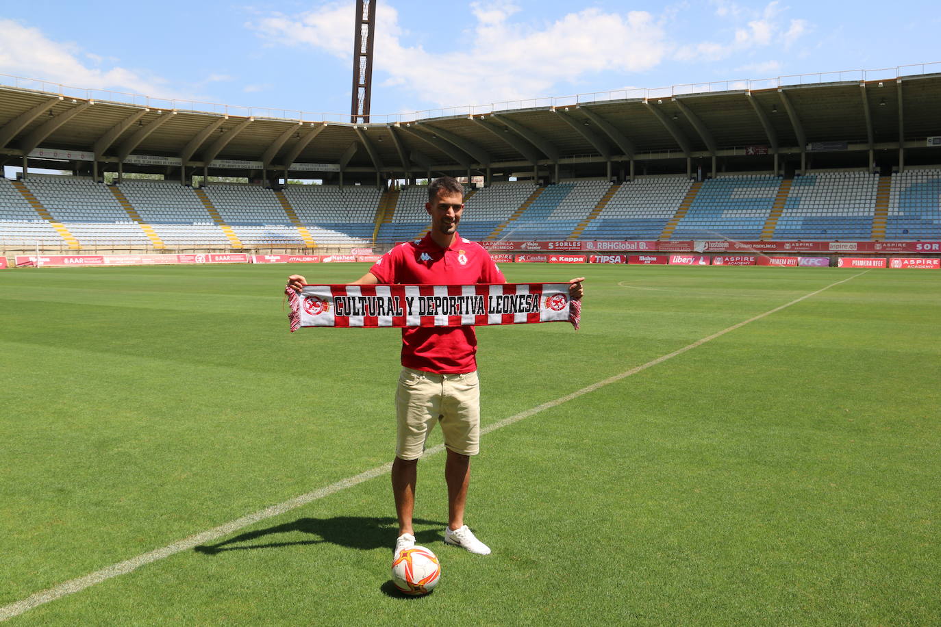 Presentación de Claudio Medina como nuevo jugador de la Cultural y Deportiva Leonesa. 