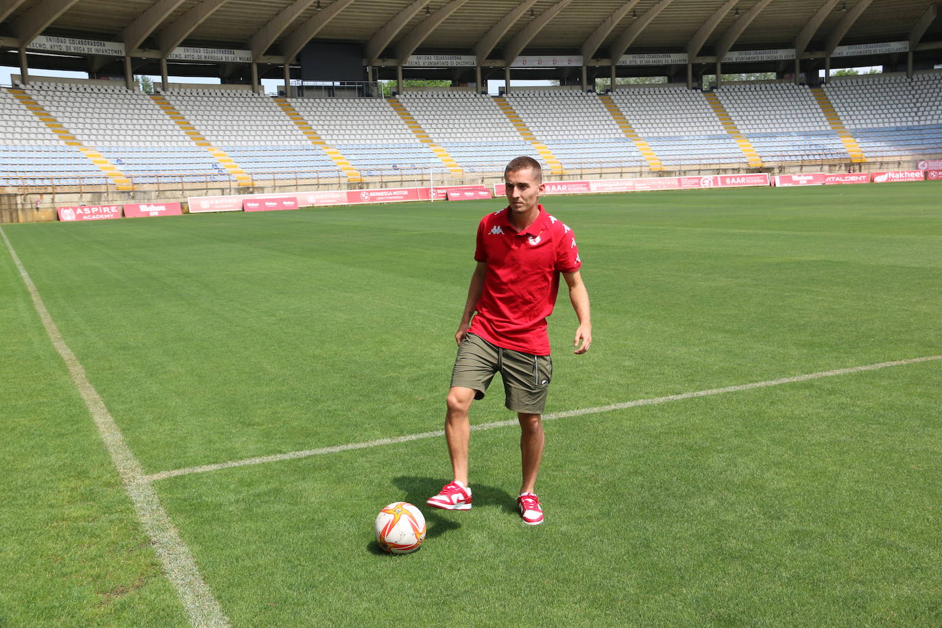 Iñigo Muñoz es presentado como nuevo jugador de la Cultural Leonesa. 