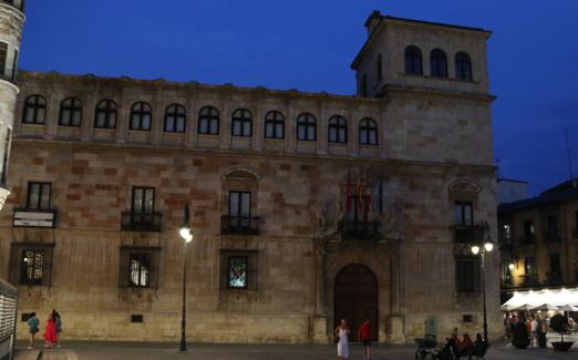 Imagen del Palacio de los Guzmanes, donde se ubica la Diputación Provincial de León, con las luces apagadas pasadas las 22:00 horas del martes 2 de julio.