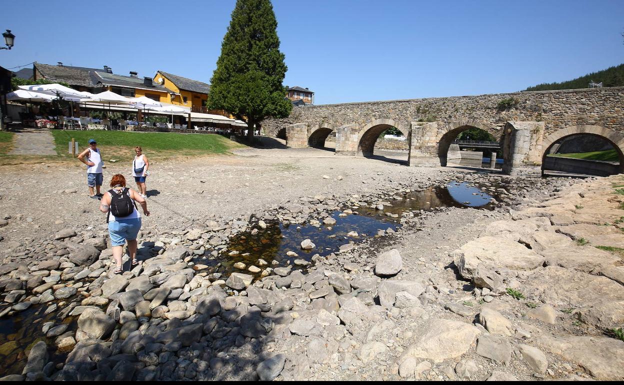 El río Meruelo a su paso por Molinaseca con muy poco agua en su caudal debido a la sequía. 