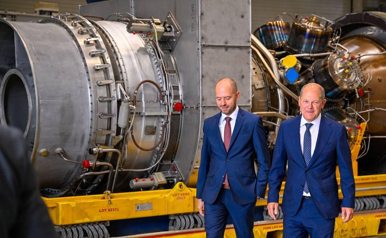 El canciller alemán, Olaf Scholz, y Christian Bruch, presidente de Siemens Energy, delante de la turbina necesiaria para que el gaseoducto Nord Stream suministre el gas. 