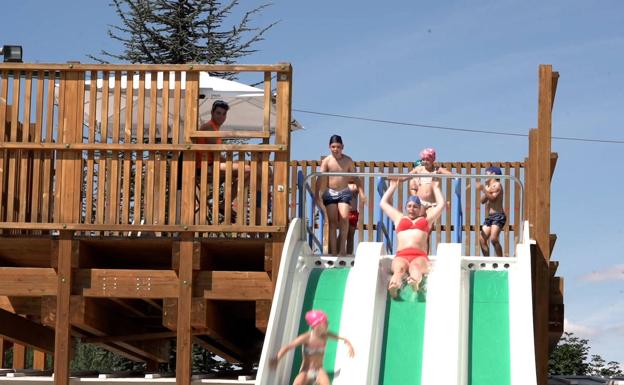 Uno de los toboganes de las piscinas de Valencia de Don Juan. 