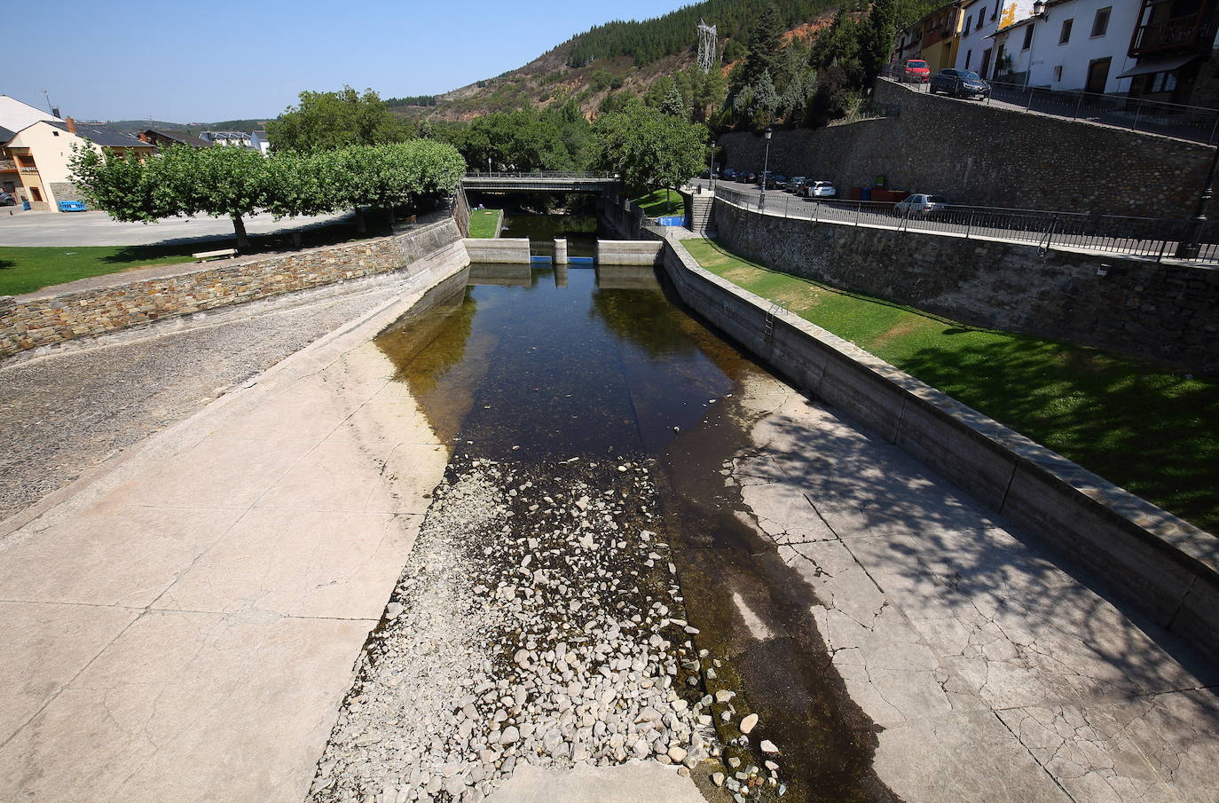 Molinaseca renuncia a su tradicional fiesta del agua ante la «sequía extrema» que afecta al Bierzo. 