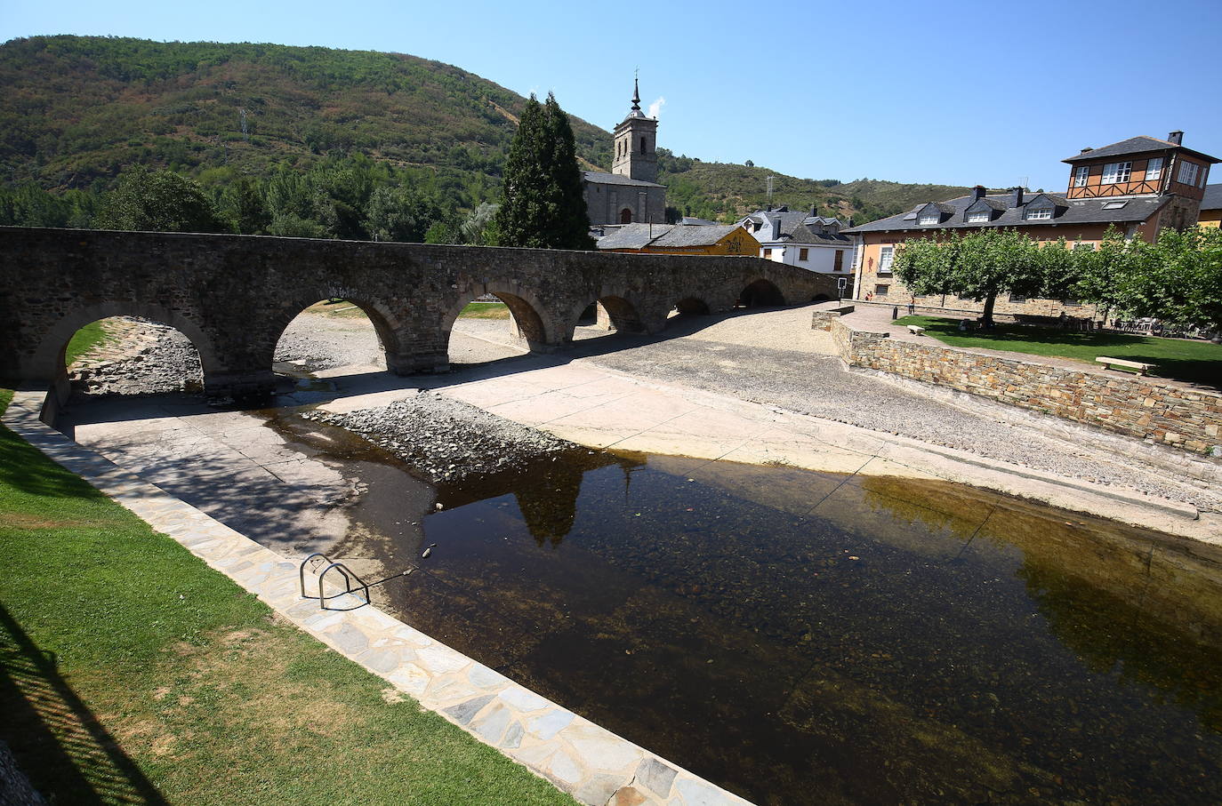 Molinaseca renuncia a su tradicional fiesta del agua ante la «sequía extrema» que afecta al Bierzo. 