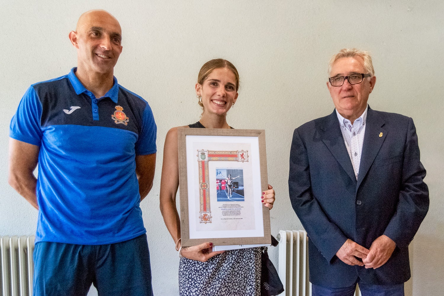 Marta García, galardonada por el Ayuntamiento de Valverde de la Virgen tras proclamarse campeona de España de los 5.000 metros.