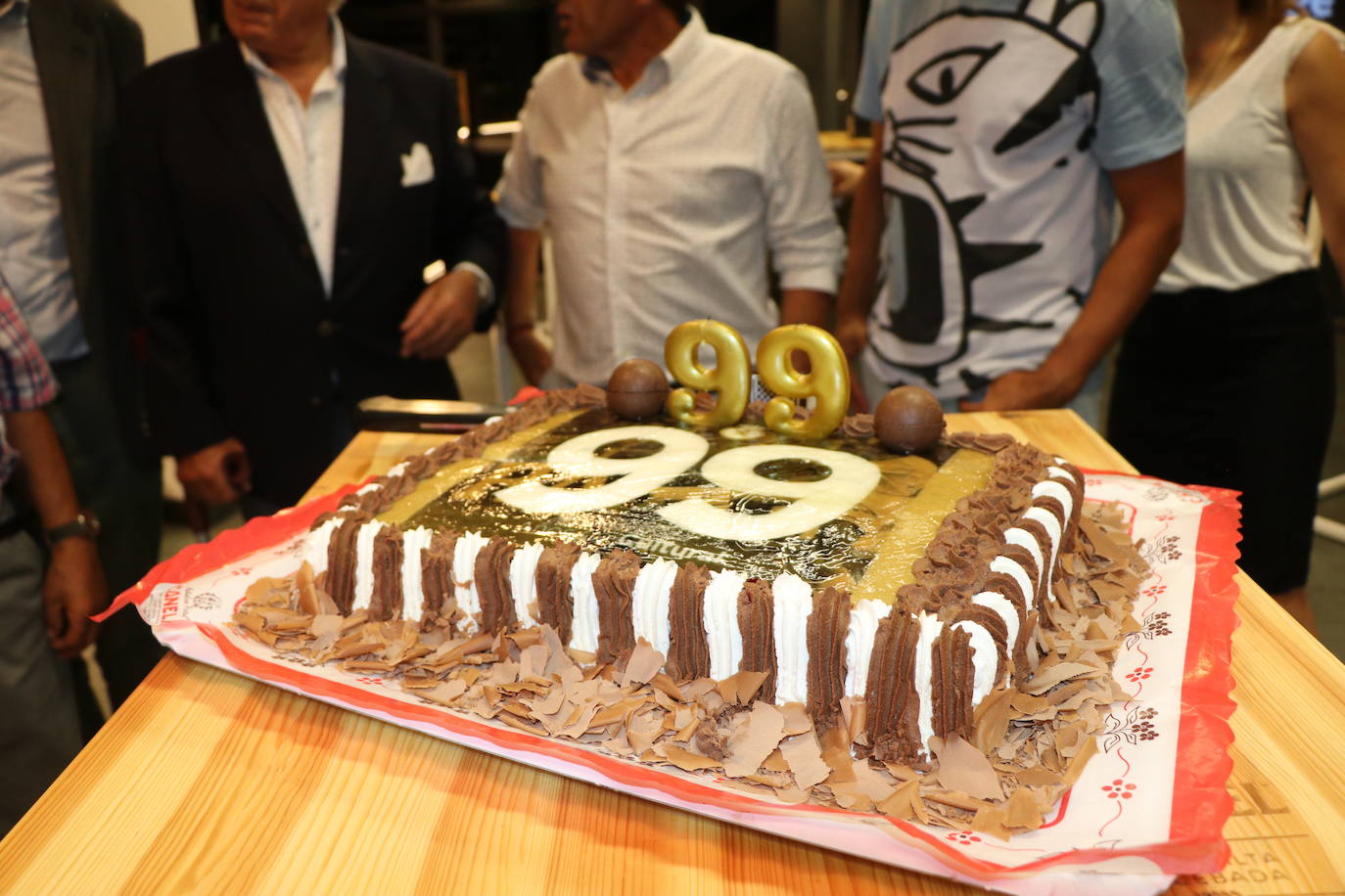 Las personalidades más importantes de la historia del club han soplado la tarta del 99 cumpleaños de la Cultural. 