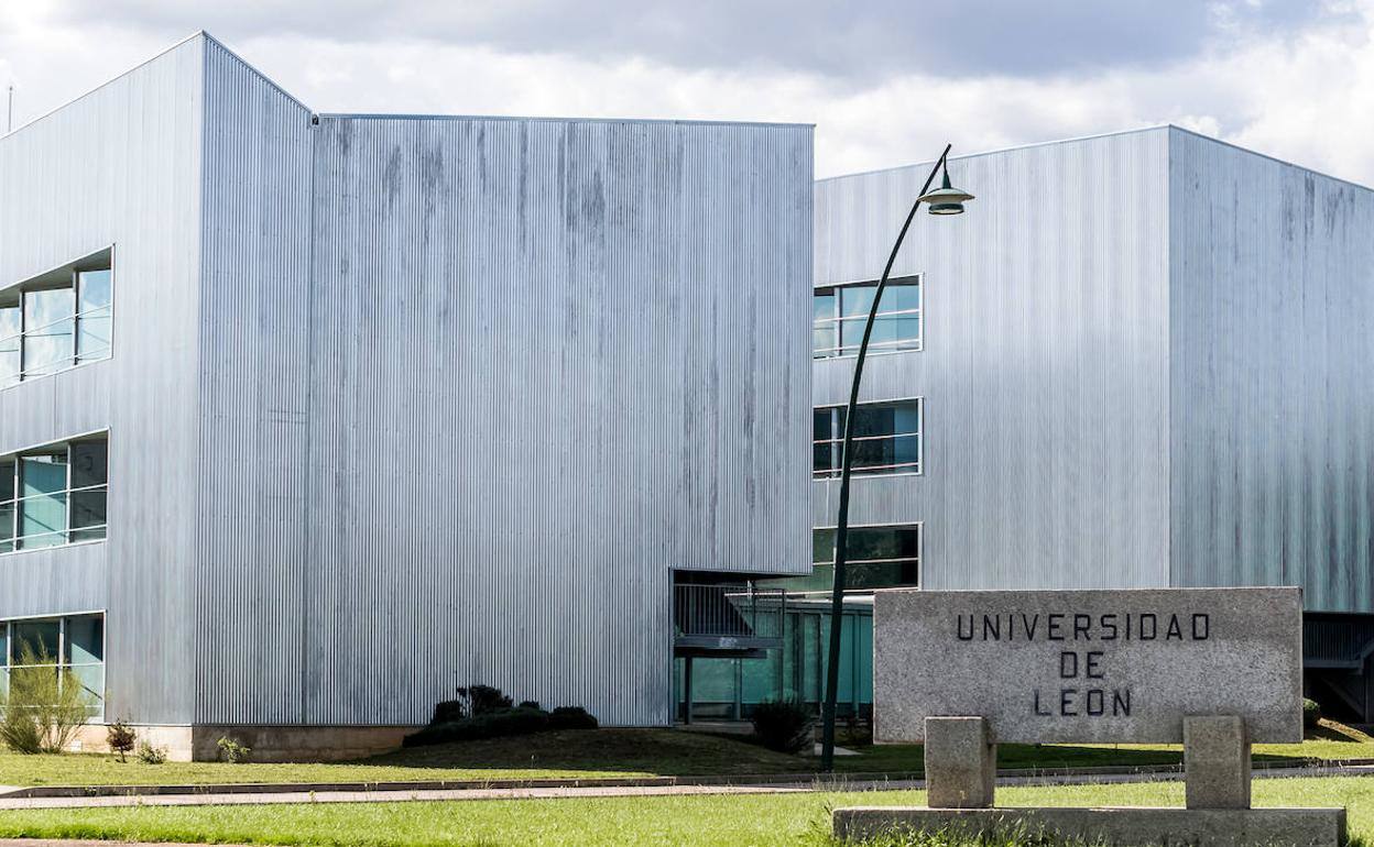 Uno de los accesos al campus de la Universidad de León.