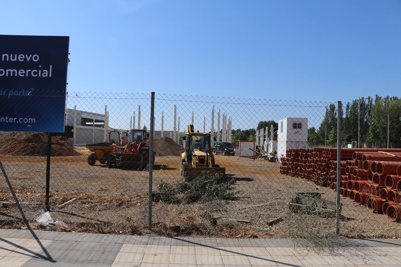 Obras del nuevo centro comercial en el barrio de La Lastra en León. 