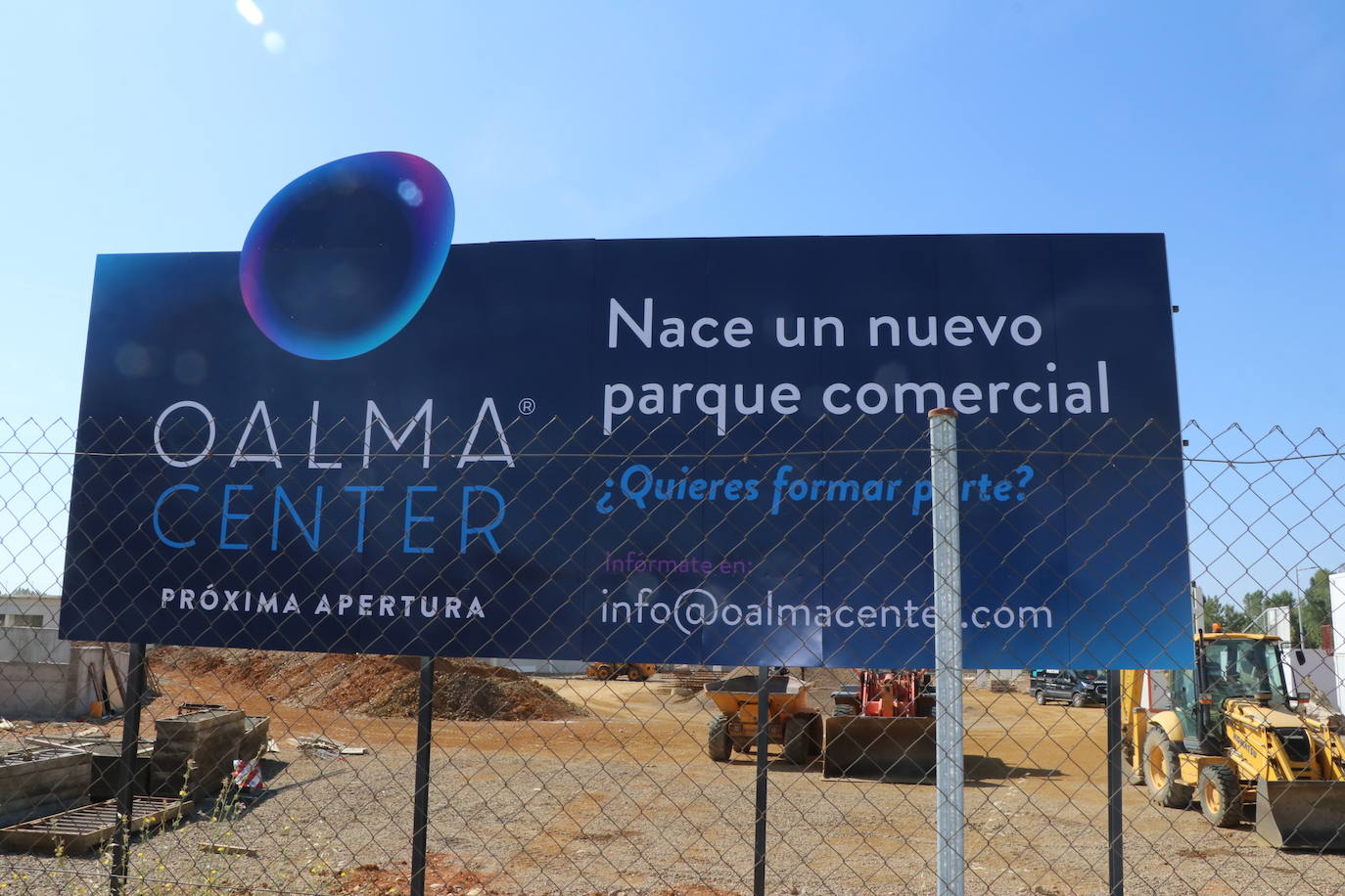 Obras del nuevo centro comercial en el barrio de La Lastra en León. 