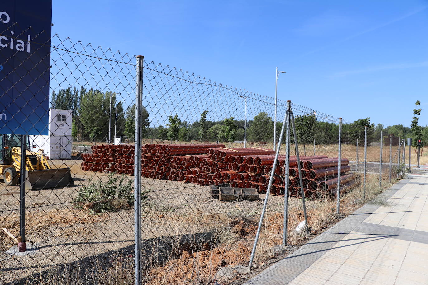 Obras del nuevo centro comercial en el barrio de La Lastra en León. 