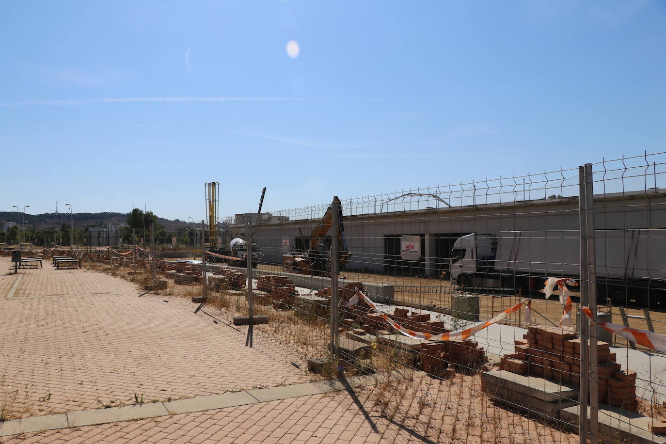 Obras del nuevo centro comercial en el barrio de La Lastra en León. 