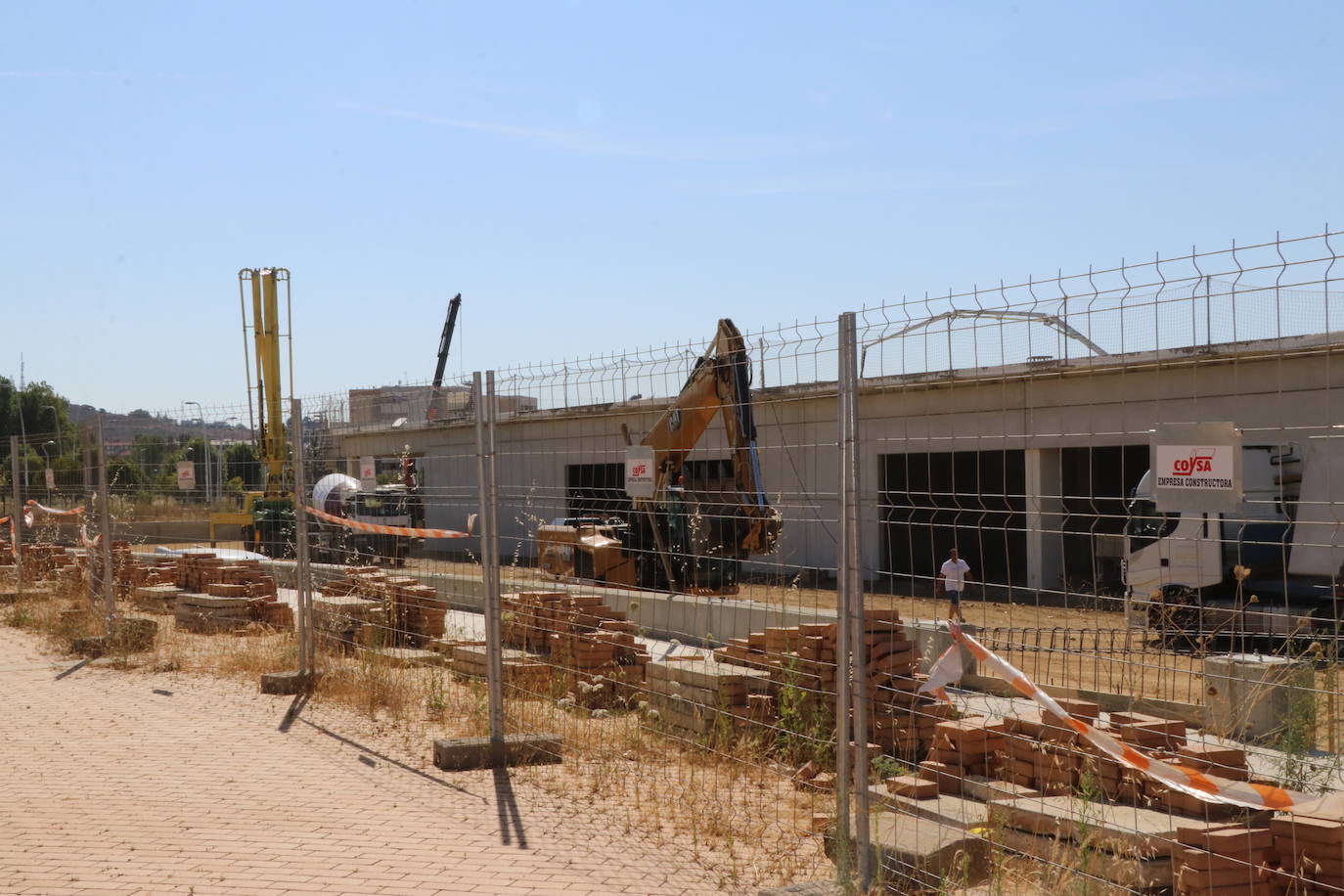 Obras del nuevo centro comercial en el barrio de La Lastra en León. 