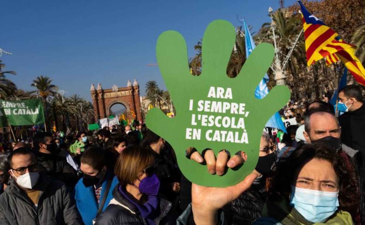 Manifestación de la plataforma Somescola contra el 25% de español en las escuelas catalanas 