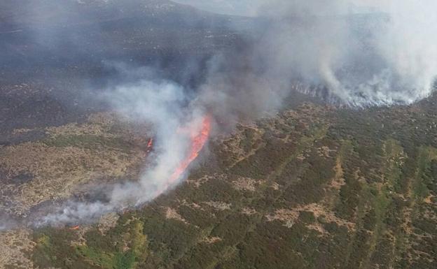 La situación es «compleja» en el incendio de Boca de Huérgano por ser una «zona complicada»