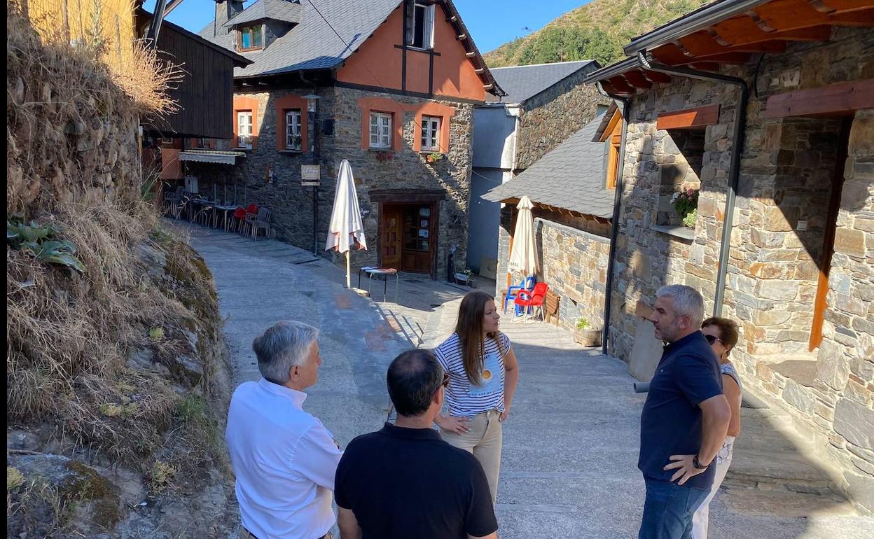 La delegada de la Junta en León visitó las obras de pavimentación de la calle de la Ermita en Colinas del Campo.