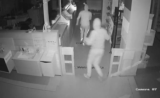 Dos de los ladrones en las instalaciones de Hergadi Gamma. 