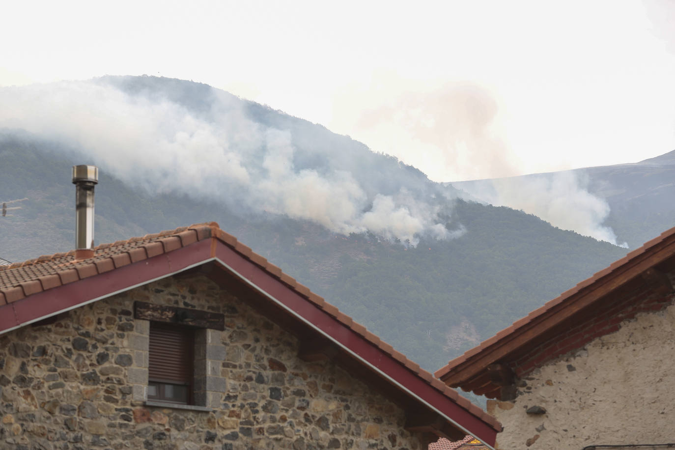 Varios medios aéreos y terrestres de la Junta de Castilla y León y del Gobierno de España, participan en la extinción del incendio de nivel 2 en el municipio de Boca de Huérgano